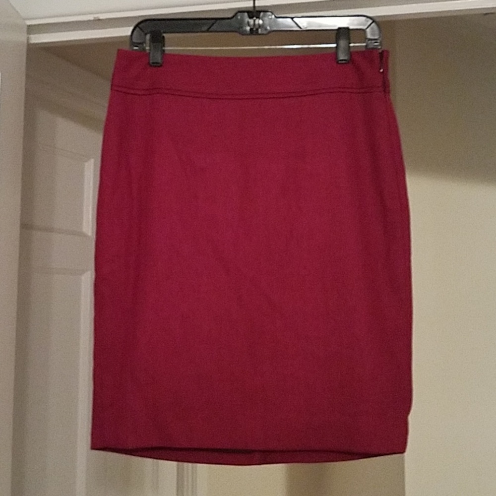 Magenta houndstooth pencil skirt